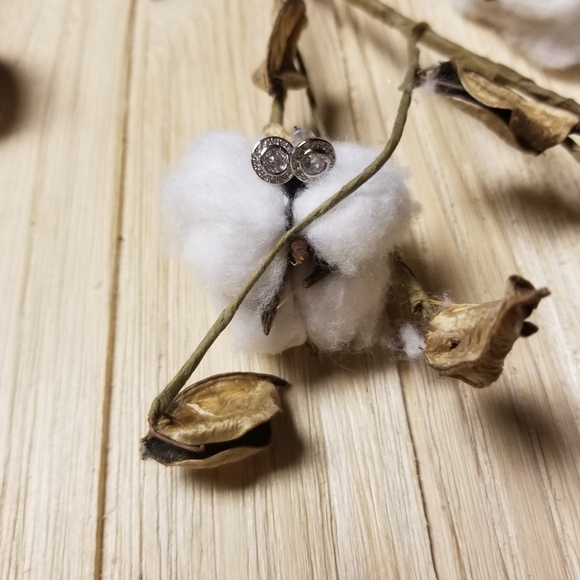 Gorgeous Dainty SILVER CZ stud earrings - Picture 2 of 7